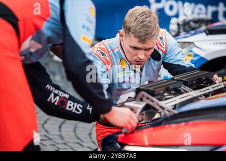 Klatovy, Repubblica Ceca. 17 ottobre 2024. OTT Tanak dell'Estonia con auto a Namesti Miru (piazza) dopo l'evento del Campionato del mondo Rally centrale europeo a Klatovy, Repubblica Ceca, il 17 ottobre 2024. Crediti: Petr Skrivanek/CTK Photo/Alamy Live News Foto Stock