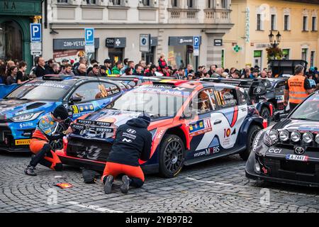 Klatovy, Repubblica Ceca. 17 ottobre 2024. Vetture a Namesti Miru (piazza) dopo l'evento Central European Rally World Rally Championship a Klatovy, Repubblica Ceca, il 17 ottobre 2024. Crediti: Petr Skrivanek/CTK Photo/Alamy Live News Foto Stock