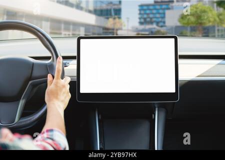 Sistema di informazione e intrattenimento nell'abitacolo delle auto elettriche, display nero del touch screen mockup. Foto Stock