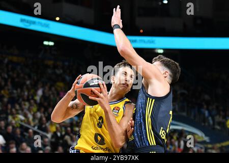 Matteo spagnolo (ALBA Berlin, #3) e Tarik Biberovic (Fenerbahce Istanbul, #13) GER, ALBA Berlin V Fenerbahce, basket, EuroLeague, Saison 2024/2025, 4. Spieltag, 17.10.2024 foto: Eibner-Pressefoto/Ryan Sleiman Foto Stock