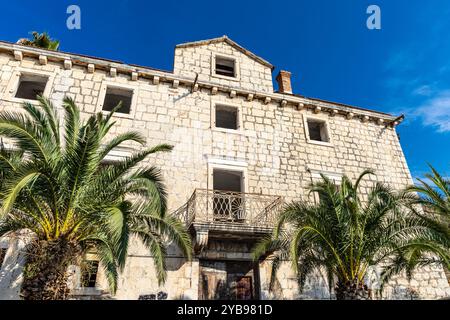 Villa abbandonata sul lungomare di Milna, Brac, Croazia Foto Stock