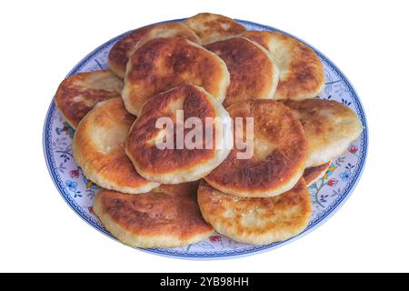 Piatto con spesse frittelle fatte in casa su sfondo bianco. Torte fatte in casa appena sfornate Foto Stock