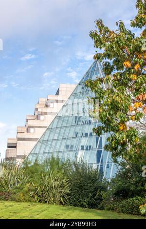 Edificio a forma di piramide di vetro dell'hotel Leonardo Royal Grand Harbour sulla West Quay Road, Southampton, Hampshire, Regno Unito Foto Stock