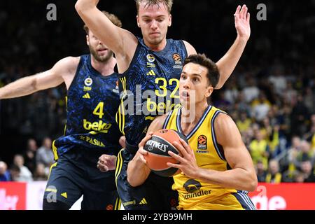 Matteo spagnolo (ALBA Berlin, #3) und Arturs Zagars (Fenerbahce Istanbul, #32) GER, ALBA Berlin V Fenerbahce, basket, EuroLeague, Saison 2024/2025, 4. Spieltag, 17.10.2024 foto: Eibner-Pressefoto/Ryan Sleiman Foto Stock