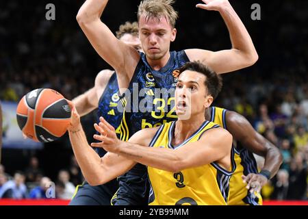 Matteo spagnolo (ALBA Berlin, #3) und Arturs Zagars (Fenerbahce Istanbul, #32) GER, ALBA Berlin V Fenerbahce, basket, EuroLeague, Saison 2024/2025, 4. Spieltag, 17.10.2024 foto: Eibner-Pressefoto/Ryan Sleiman Foto Stock