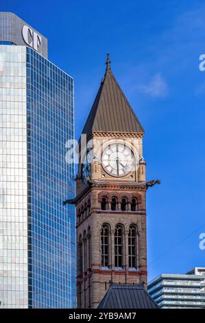 Toronto, Canada - 12 ottobre 2024: Torre dell'orologio dell'edificio Old City Hall nel quartiere del centro. Foto Stock