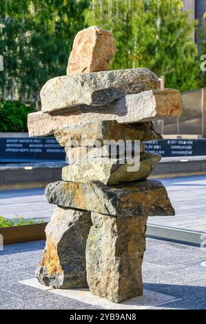 Toronto, Canada - 12 ottobre 2024: Scultura in pietra Inuksuk nello Spirit Garden di Nathan Phillips Square. Vista laterale Foto Stock