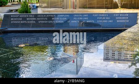 Toronto, Canada - 12 ottobre 2024: Nomi delle iscrizioni sulla fontana commemorativa nello Spirit Garden in Nathan Phillips Square. Foto Stock