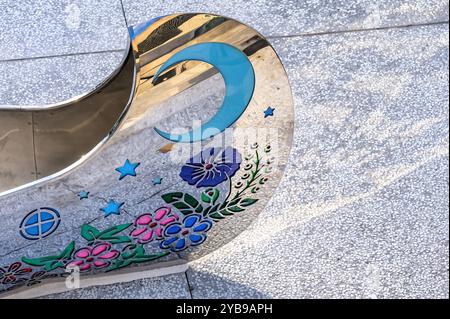 Toronto, Canada - 12 ottobre 2024: Prua di una scultura in metallo di una canoa nello Spirit Garden a Nathan Phillips Square, in onore della cultura della F Foto Stock