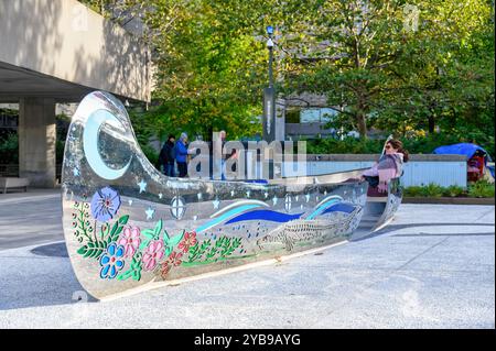 Toronto, Canada - 12 ottobre 2024: Scultura in metallo di una canoa nello Spirit Garden a Nathan Phillips Square, in onore della cultura della prima Natio Foto Stock