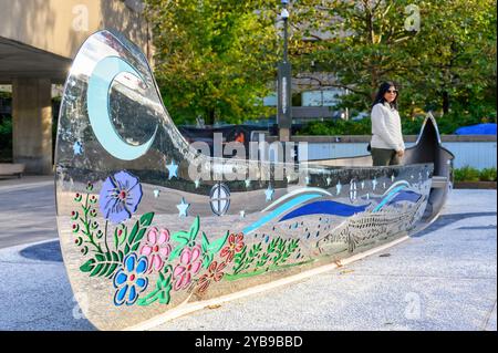 Toronto, Canada - 12 ottobre 2024: Scultura in metallo di una canoa nello Spirit Garden a Nathan Phillips Square, in onore della cultura della prima Natio Foto Stock