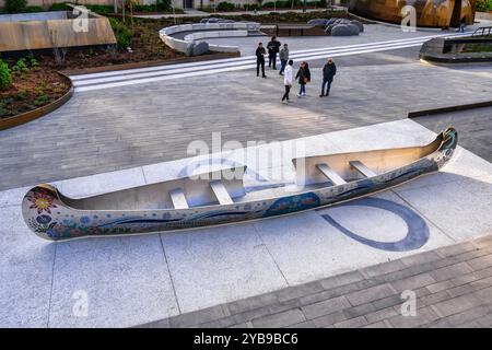 Toronto, Canada - 12 ottobre 2024: Scultura in metallo di una canoa nello Spirit Garden a Nathan Phillips Square, in onore della cultura della prima Natio Foto Stock