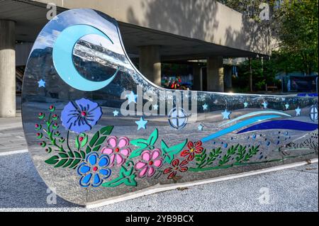 Toronto, Canada - 12 ottobre 2024: Prua di una scultura in metallo di una canoa nello Spirit Garden a Nathan Phillips Square, in onore della cultura della F Foto Stock