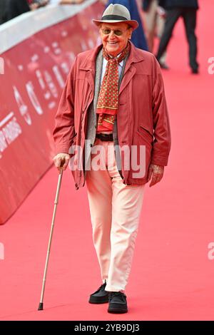 Roma, Italia. 17 ottobre 2024. Renzo Arbore partecipa al Red carpet durante il 19° Festival del Cinema di Roma all'Auditorium Parco della musica di Roma, Italia, il 17 ottobre 2024. (Foto di Domenico Cippitelli/NurPhoto) credito: NurPhoto SRL/Alamy Live News Foto Stock