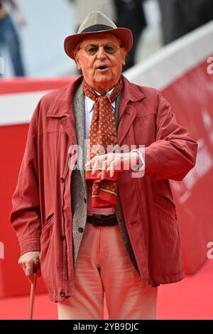 Roma, Italia. 17 ottobre 2024. Renzo Arbore partecipa al Red carpet durante il 19° Festival del Cinema di Roma all'Auditorium Parco della musica di Roma, Italia, il 17 ottobre 2024. (Foto di Domenico Cippitelli/NurPhoto) credito: NurPhoto SRL/Alamy Live News Foto Stock