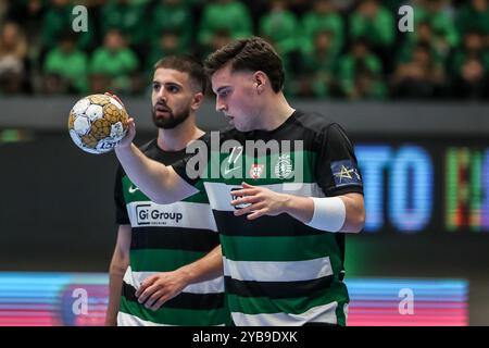 Lisbona, Portogallo. 17 ottobre 2024. Lisbona, Portogallo, 17 ottobre 2024: Orri Freyr Þorkelsson (17 Sporting CP) e Martim Costa (79 Sporting CP) in azione durante la partita della EHF Champions League tra Sporting CP vs Fuchse Berlin al Pavilhao Joao Rocha, Lisbona il 17 ottobre 2024 (João Bravo /SPP) crediti: SPP Sport Press Photo. /Alamy Live News Foto Stock
