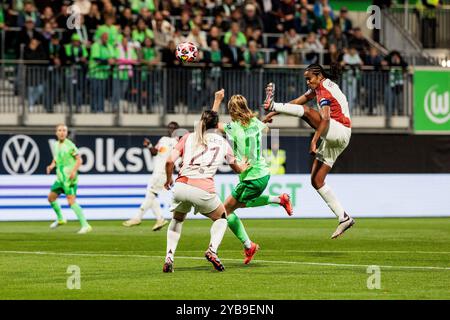 Wolfsburg, Germania. 17 ottobre 2024. Zweikampf Vanessa Gilles (Olympique Lyonnais, 21), Vivien Endemann (VfL Wolfsburg, 25), Wendie Renard (Olympique Lyonnais, 3) kickt den Ball weg UEFA Women's Champions League: VFL Wolfsburg - Olympique Lyonnais, Wolfsburg, AOK Stadion AM 17.10.2024 crediti: dpa/Alamy Live News Foto Stock