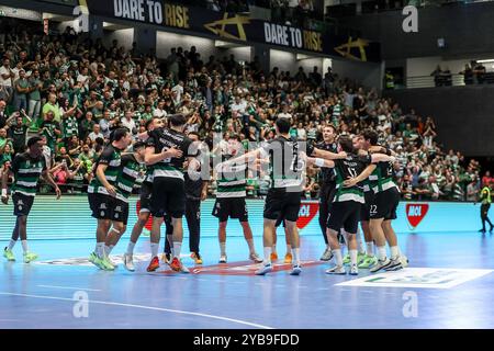 Lisbona, Portogallo. 17 ottobre 2024. Lisbona, Portogallo, 17 ottobre 2024: Squadra sportiva CP in azione festeggiando durante la partita della EHF Champions League tra Sporting CP vs Fuchse Berlin al Pavilhao Joao Rocha, Lisbona il 17 ottobre 2024 (João Bravo /SPP) crediti: SPP Sport Press Photo. /Alamy Live News Foto Stock