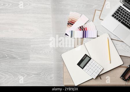 Strumenti, calcolatrice, laptop e schede laminate a pavimento Foto Stock