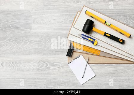 Utensili, notebook e schede laminate a pavimento Foto Stock