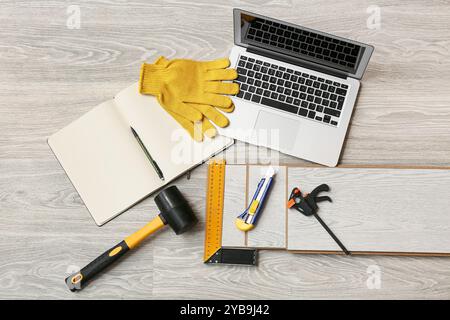 Utensili, laptop, notebook e schede laminate a pavimento Foto Stock