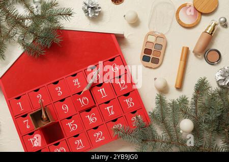 Calendario dell'Avvento, diversi prodotti cosmetici e decorazioni natalizie su sfondo grunge bianco Foto Stock
