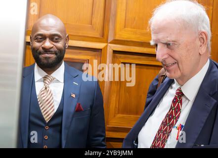 Ex procuratore della contea di Fulton (Georgia) Nathan Wade. A sinistra, sorride mentre lui e l'ex governatore Roy Barnes (democratico della Georgia) stanno in un ascensore mentre partono dopo l'incontro con i membri dello staff della United States House Judiciary Committee, riguardo alla sua relazione romantica con il procuratore distrettuale della contea di Fulton (Georgia) Fani Willis nell'edificio degli uffici della Rayburn House a Capitol Hill a Washington, DC martedì 15 ottobre, dell'ex presidente degli Stati Uniti Donald Trump 2024. Willis e Wade guidarono le indagini che portarono all'accusa di Trump e 18 dei suoi alleati per presunto inte Foto Stock