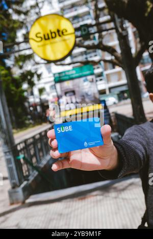 Giovane con una SUBE Card alla stazione della metropolitana di Buenos Aires. Carta utilizzata per accedere ai trasporti pubblici in Argentina Foto Stock