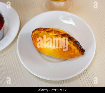 Vista della gustosa empanada con formaggio e jamon. Piatto tradizionale latino-americano Foto Stock