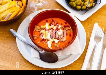 tradizionale zuppa spagnola con uova e carne per pranzo Foto Stock