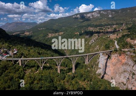 Ponte in cemento degli anni '1940 con grandi archi e una vista pittoresca del Montenegro Foto Stock