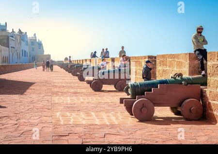 Essaouira, Marocco - 19 febbraio 2024: I bastioni della città vecchia, affacciati sull'Oceano Atlantico. Foto Stock