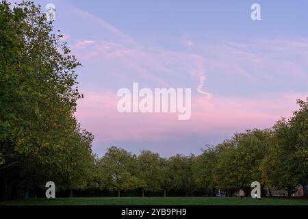 Londra, Regno Unito. 17 ottobre 2024.Meteo Regno Unito. La sera del tramonto autunnale prima di Supermoon, la luna di Hunter che si innalza sopra l'orizzonte al Greenwich Park a sud-est di Londra, Inghilterra, Regno Unito. Crediti: Xiu Bao/Alamy Live News Foto Stock