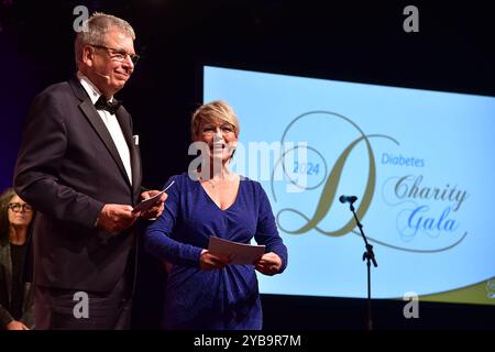 13) Diabetity Gala Dr. Jens Kroeger, Vorstand, DiabetesDE, Andrea Ballschuh, Moderatorin Ankunft, zur 13. Diabete Charity Gala und Verleihung des ãThomas-Fuchsberger-PreisesÒund Verleihung des in Berlin, AM 17.10.2024 *** 13 Diabetes Charity Gala Dr. Jens Kroeger, Presidente, DiabetesDE, Andrea Ballschuh, Presenter Arrival, al 13 Diabetes Charity Gala e presentazione del ÒThomas Fuchsberger AwardÓ e presentazione del a Berlino, il 17 10 2024 Photopress Mueller Foto Stock