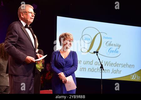 13) Diabetity Gala Dr. Jens Kroeger, Vorstand, DiabetesDE, Andrea Ballschuh, Moderatorin Ankunft, zur 13. Diabete Charity Gala und Verleihung des ãThomas-Fuchsberger-PreisesÒund Verleihung des in Berlin, AM 17.10.2024 *** 13 Diabetes Charity Gala Dr. Jens Kroeger, Presidente, DiabetesDE, Andrea Ballschuh, Presenter Arrival, al 13 Diabetes Charity Gala e presentazione del ÒThomas Fuchsberger AwardÓ e presentazione del a Berlino, il 17 10 2024 Photopress Mueller Foto Stock