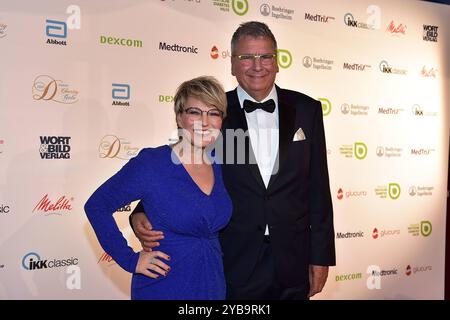 13) Diabetity Gala Dr. Jens Kroeger, Vorstand, DiabetesDE, Andrea Ballschuh, Moderatorin Ankunft, zur 13. Diabete Charity Gala und Verleihung des Thomas-Fuchsberger-Preisesund Verleihung des in Berlin, AM 17.10.2024 *** 13 Diabetes Charity Gala Dr. Jens Kroeger, Presidente, DiabetesDE, Andrea Ballschuh, Presenter Arrival, per il 13 Diabetes Charity Gala e presentazione del Thomas Fuchsberger Award e presentazione del a Berlino, il 17 10 2024 Photopress Mueller Foto Stock