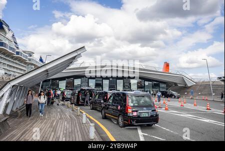 Taxi all'ingresso del terminal passeggeri delle crociere internazionali di Yokohama, molo di Osanbashi, Yokohama, Giappone il 24 settembre 2024 Foto Stock