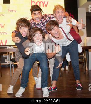 Louis Tomlinson, Harry Styles, Zian Malik, Liam Payne & Niall Horan di One DirectionOne Direction incontra i fan all'HMV Oxford Circus, Londra, Inghilterra. 11 settembre 2011 giacca a tutta lunghezza top shirt bretelle bianche in posa jeans di gruppo divertenti denim di gruppo mani nere braccia bocca azzurra aperta puntando CAP/HT © Hugh Thompson/Capital Pictures/MediaPunch *** SOLO USA** Foto Stock