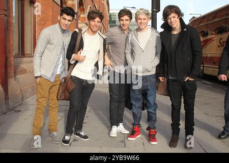 Una direzione a St Stazione di Pancras, Londra, Inghilterra. 20 febbraio 2012 jeans a tutta lunghezza, giacca grigia nera, banda denim Niall Horan Zayn Malik Liam Payne Harry Styles Louis Tomlinson CAP/HIL © John Hillcoat/Capital Pictures/MediaPunch *** SOLO Stati Uniti** Foto Stock