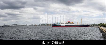Panorama del museo galleggiante NYK Hikawa Maru e il ponte della baia di Yokohama a Yokohama, Giappone, il 24 settembre 2024 Foto Stock