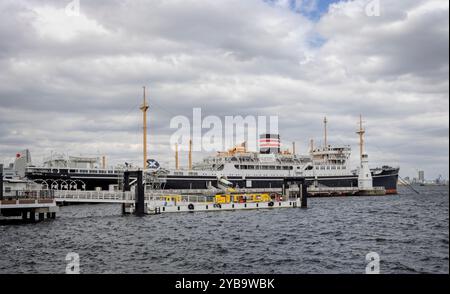 Il NYK Hikawa Maru vintage liner e museo galleggiante al porto di Yokohama, Giappone, il 24 settembre 2024 Foto Stock