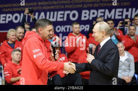 Ulf, Russia. 17 ottobre 2024. Il presidente russo Vladimir Putin, a destra, incontra i partecipanti al torneo Heroes of Our Time per veterani militari del conflitto ucraino durante una visita al centro di addestramento scherma, 17 ottobre 2024, a Ulf, Repubblica Bashkortostan, Russia. Crediti: Gavriil Grigorov/piscina del Cremlino/Alamy Live News Foto Stock