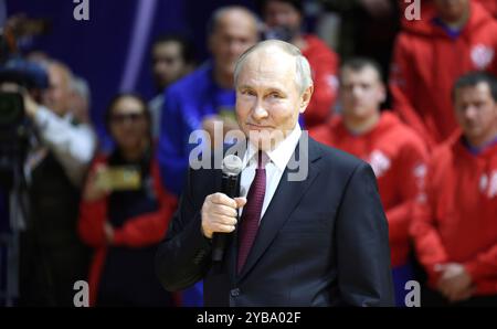 Ulf, Russia. 17 ottobre 2024. Il presidente russo Vladimir Putin, a destra, fa osservazioni ai partecipanti al torneo Heroes of Our Time per i veterani militari del conflitto ucraino durante una visita al centro di addestramento scherma, il 17 ottobre 2024, a Ulf, Repubblica del Bashkortostan, Russia. Crediti: Gavriil Grigorov/piscina del Cremlino/Alamy Live News Foto Stock