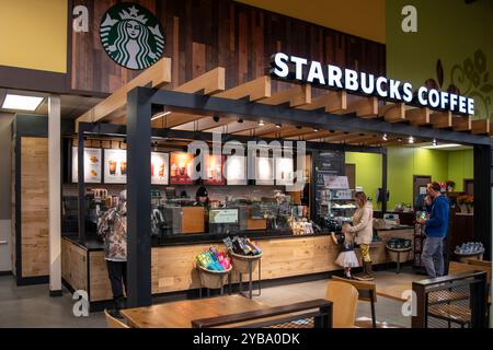 Palmer, Alaska. Clienti di un bar Starbuck's all'interno di un negozio di alimentari Fred Meyer. Foto Stock