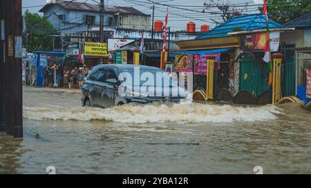 Balikpapan, Indonesia - 9 agosto 2024. Il SUV nero Toyota sta attraversando la forte corrente. Foto Stock