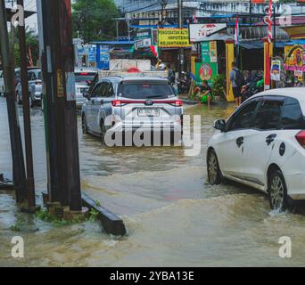 Balikpapan, Indonesia - 9 agosto 2024. Le forti piogge hanno causato ampie inondazioni, lasciando molte auto bloccate in ingorghi in tutto il cit Foto Stock