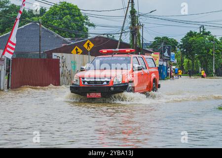 Balikpapan, Indonesia - 9 agosto 2024. La vettura Isuzu a doppia cabina 4wd arancione sta attraversando una forte corrente. Foto Stock