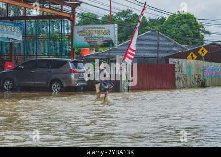 Balikpapan, Indonesia - 9 agosto 2024. Sta lottando per attraversare a causa della forte corrente. Foto Stock