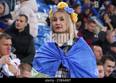 Poznan, Polonia - 11 ottobre 2024: Ritratto della tifosa Ucraina non identificata che indossa una corona con fiori gialli e blu sulla testa visto durante la partita della UEFA Nations League Ucraina contro Georgia allo stadio Poznan di Poznan Foto Stock