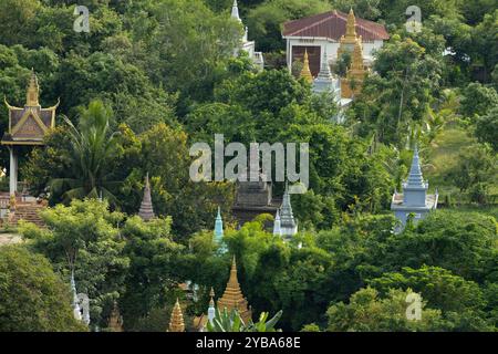 Una tranquilla vista aerea della storica area di Oudong, annidata nel verde lussureggiante della provincia di Kandal, Cambogia. Foto Stock